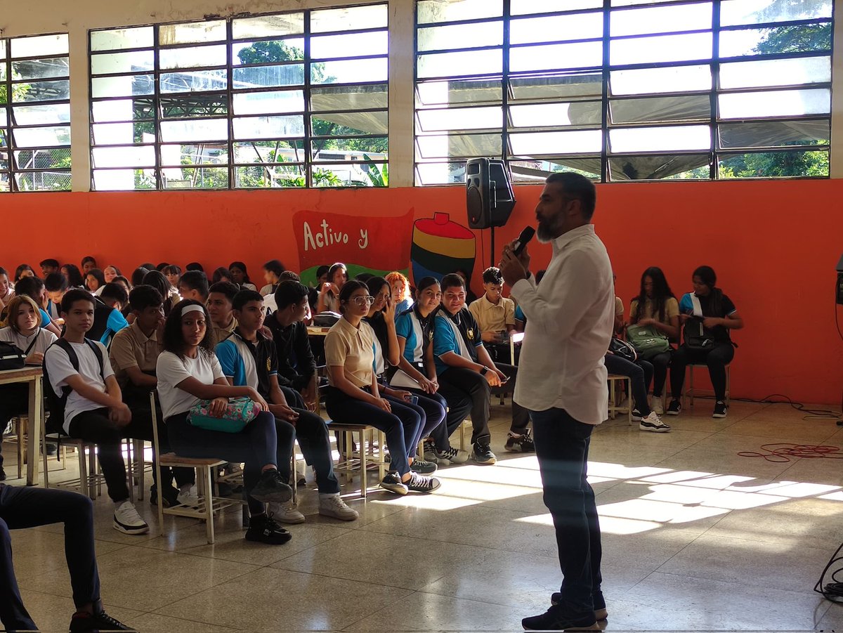 CDCEGuarico's tweet photo. #SoberaníaEsEsequibo
Ayer #16Nov estudiantes de 5to. Año del L.N. "Roscio", asistieron a conversatorio sobre el método de enseñanza de las matemáticas digital Proyecto"FRAGATA".
@NicolasMaduro
@_LaAvanzadora 
@MPPEDUCACION https://t.co/Gz11uFjG2S