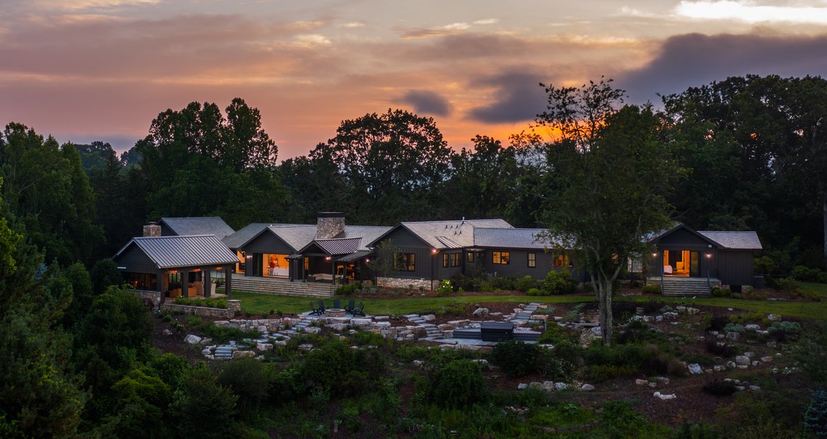 IvesterJackson's tweet image. EXCITING NEWS!
We are thrilled to announce our exceptional team of agents joined forces to close one of Asheville's highest-priced home sales.
39 Sunset Summit Sold for $6.3 M
@ijblackstream agents
Listing: Damian Hall &amp;amp; Stacey Klimchuk
Buyers: Lynn Roberts
@ChristiesHomes