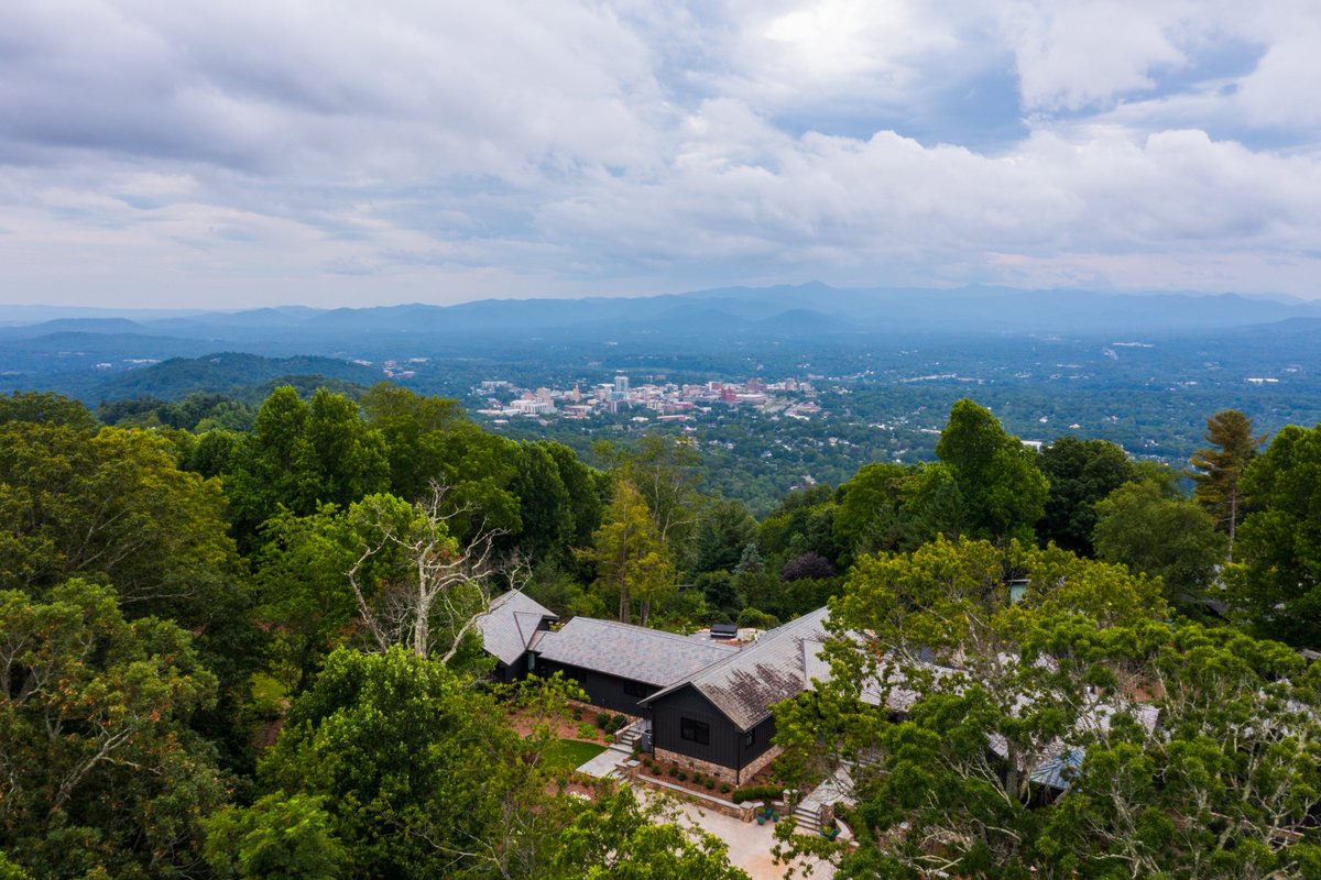 IvesterJackson's tweet image. EXCITING NEWS!
We are thrilled to announce our exceptional team of agents joined forces to close one of Asheville's highest-priced home sales.
39 Sunset Summit Sold for $6.3 M
@ijblackstream agents
Listing: Damian Hall &amp;amp; Stacey Klimchuk
Buyers: Lynn Roberts
@ChristiesHomes