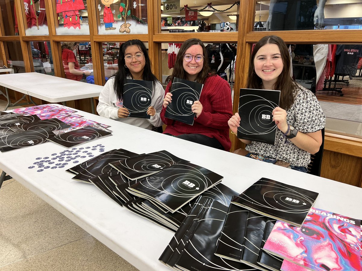 LisaRenze's tweet image. Our hardworking @ballbearingsmag team is back at it today, sharing copies of our Space Issue! Grab a copy and check your weekend reading list ✅. #studentjournalism #collegemedia #magazinelife