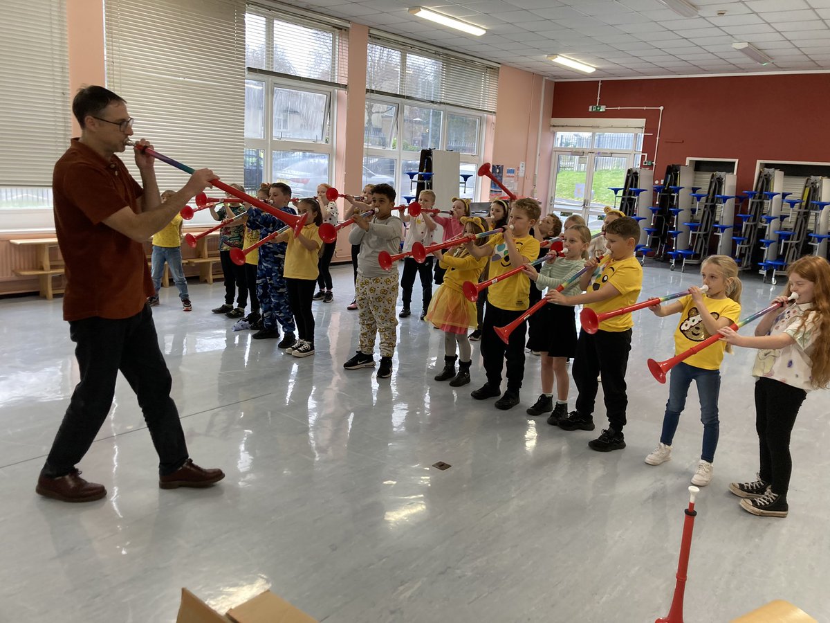 MrBeardPYP's tweet photo. Blwyddyn 3wedi mwynhau gwers pBuzz heddiw! Year 3 enjoyed their first lesson learning to play a new instrument today. 🎺🎼🎶 @YsgolPenyPil https://t.co/WEApvgyA58