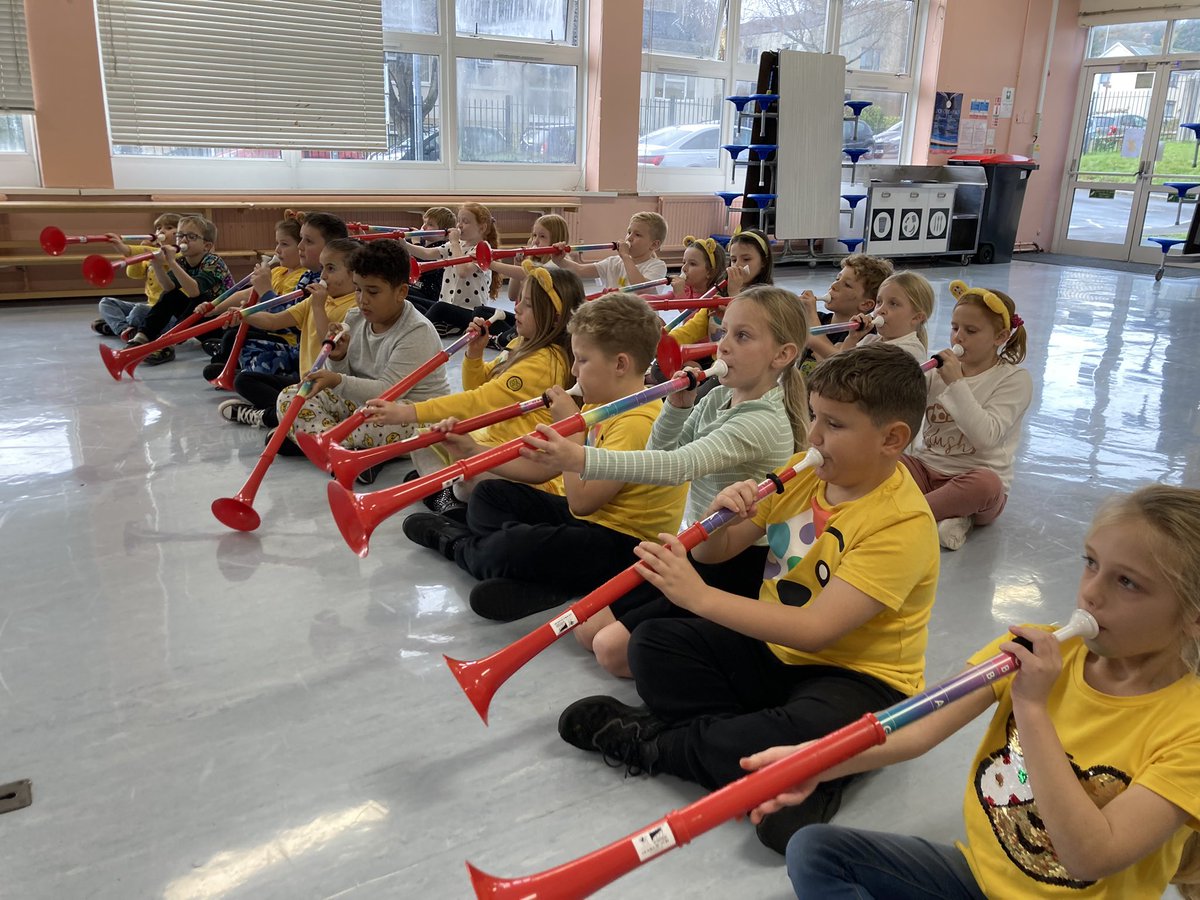 MrBeardPYP's tweet photo. Blwyddyn 3wedi mwynhau gwers pBuzz heddiw! Year 3 enjoyed their first lesson learning to play a new instrument today. 🎺🎼🎶 @YsgolPenyPil https://t.co/WEApvgyA58