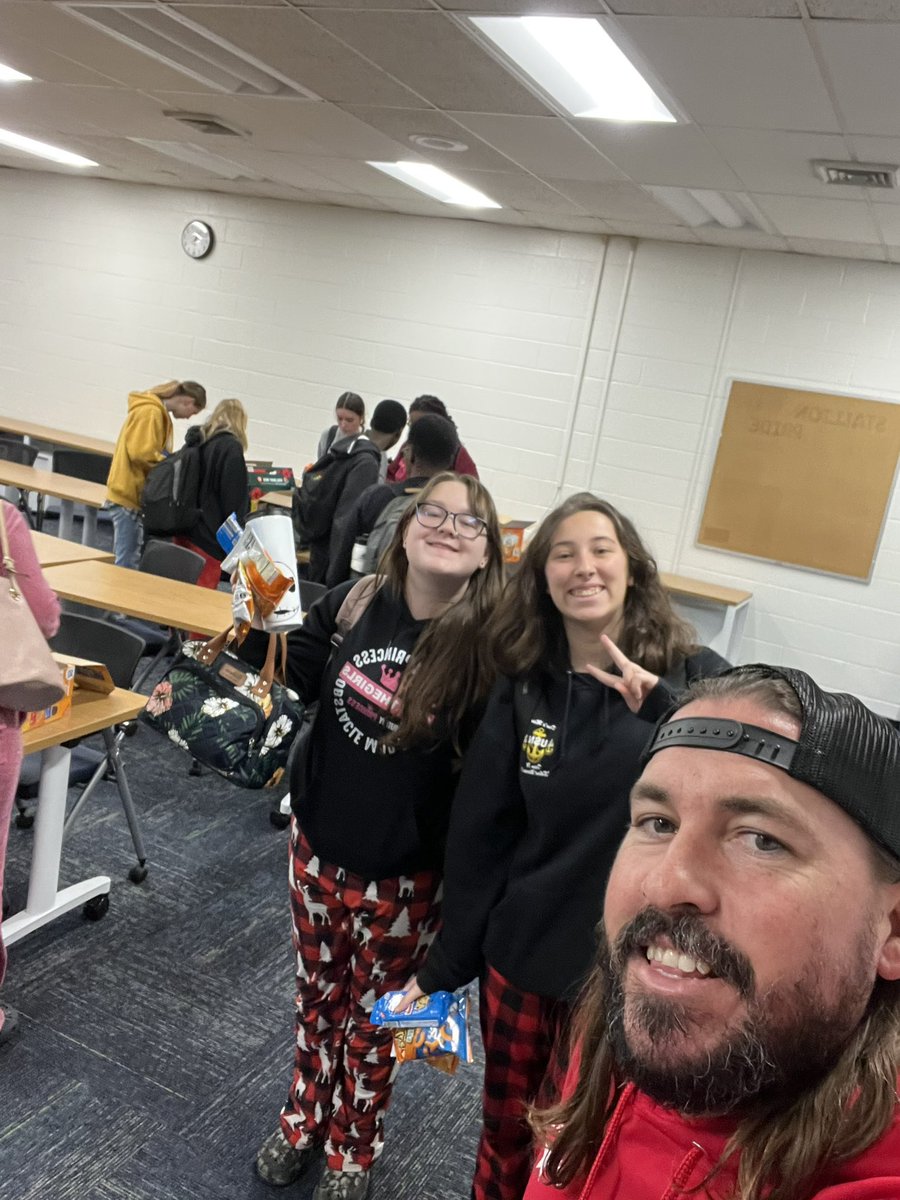 vickreymath's tweet photo. Thanking our active duty connected students for #REDDay with snacks and treats @grcollegiate @GRHS_Stallions https://t.co/kAtuwUHVIL
