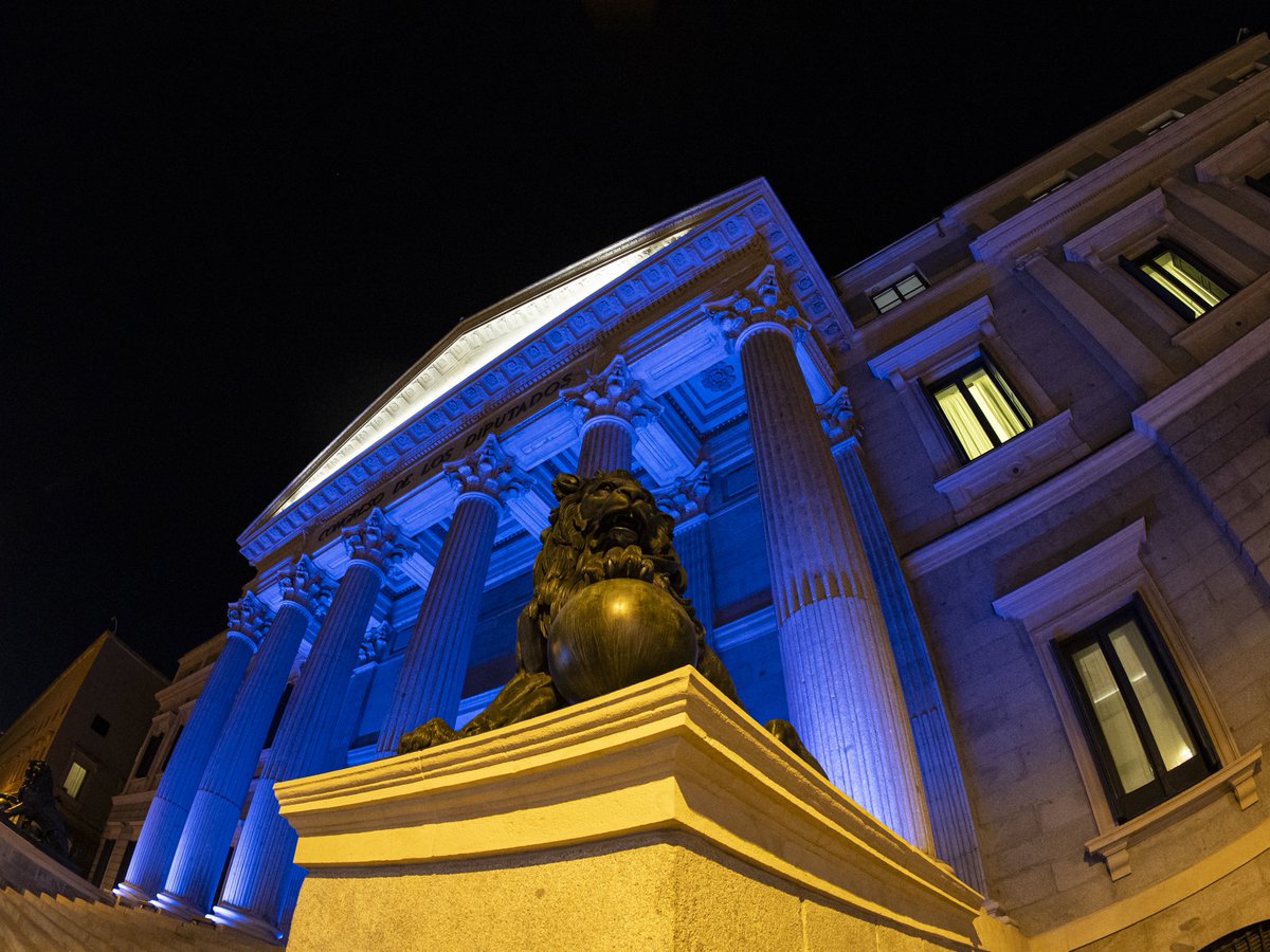Congreso_Es's tweet photo. Iluminamos la fachada de color azul 💙 en el #DíaInternacionaldelCáncerdePulmón para concienciar sobre esta patología que afecta a 30.000 personas cada año en España, según la @AEACaP #CuidaTuPulmón

📸 Fotonoticia: https://t.co/3d8n283pJk https://t.co/VBVRTBVSpw