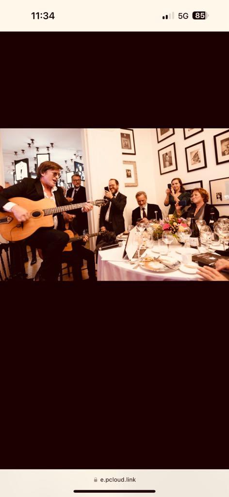 Dîner de gala animé par David Abiker et une vente aux enchères animé de main de maître par Arnaud Oliveux Artcurial et….Thomas Dutronc en concert !
Levée de fonds hôpital Foch