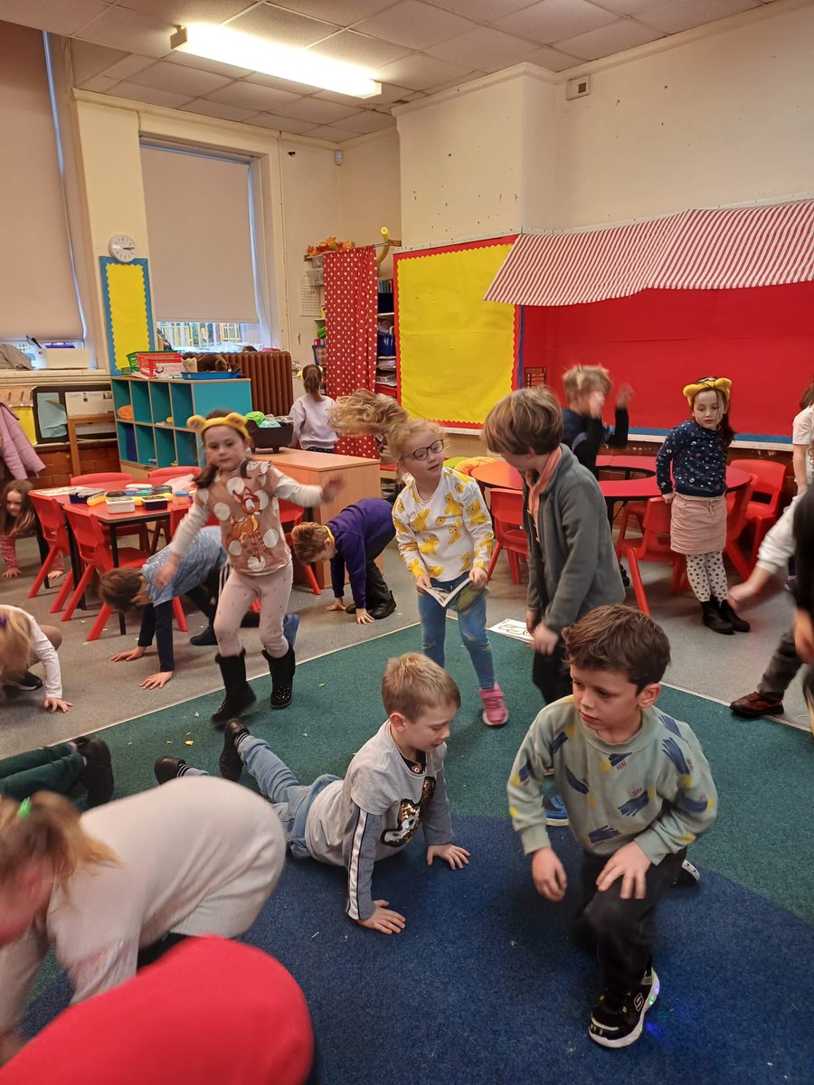 Pencae2's tweet photo. Plant #blwyddyn2 yn dathlu Diwrnod Plant Mewn Angen trwy gwisgo smotiau ac ymuno mewn her @BBCRadioCymru #bearpees !
Year 2 children celebrating Children in Need day by wearing spots and joining in on the #bearpees challenge! https://t.co/MaNqkZ7sRx