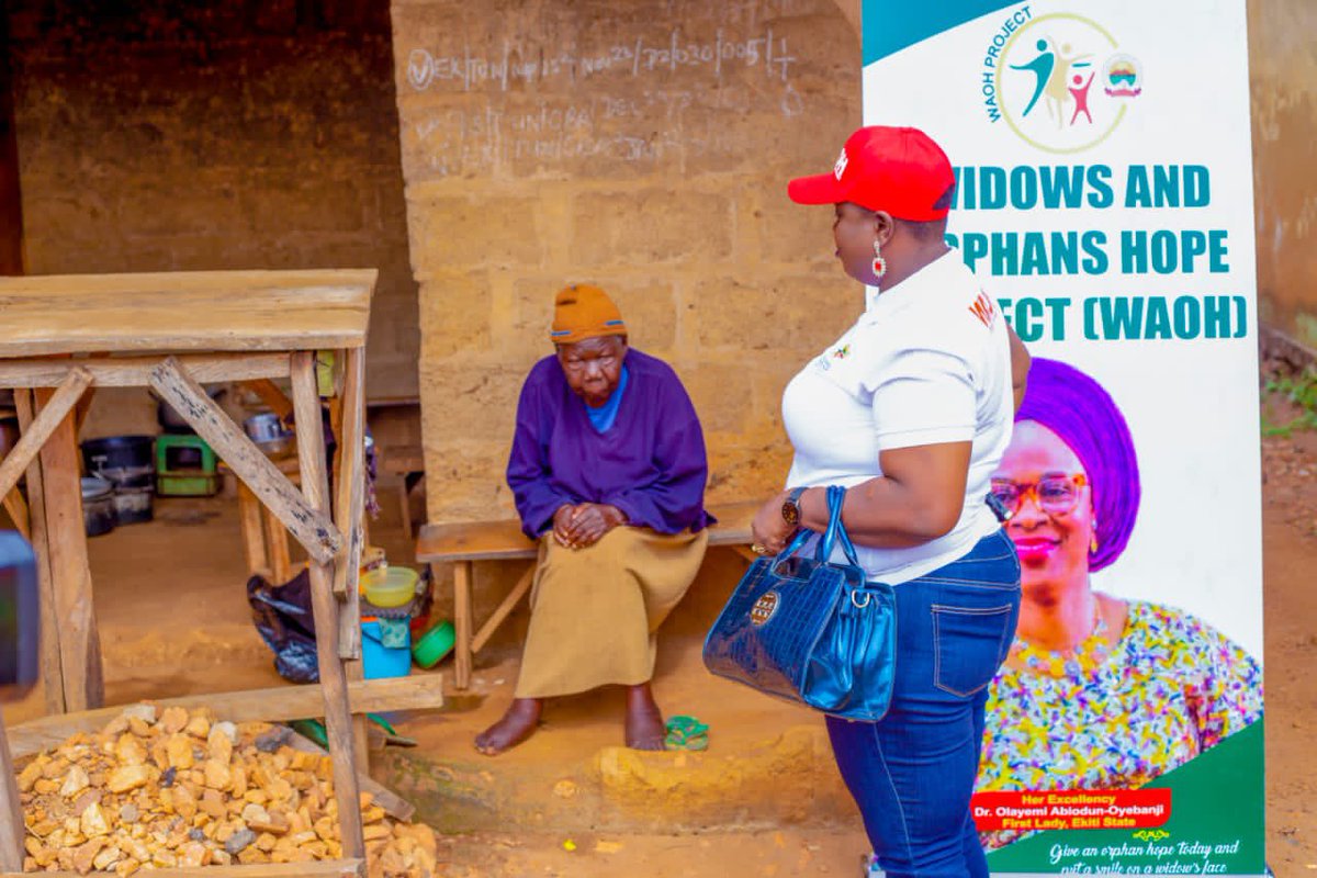 Yesterday, I sent a team from
my office, mainly officials of my pet project, Widows and Orphans Hope (Project WAOH) led by the Program Officer, Mrs. Oluwakemi Dairo, to deliver food pack and cash  to an aged widow, Madam Alake Adebimpe Ayodele, in Otun Ekiti, Moba LGA.