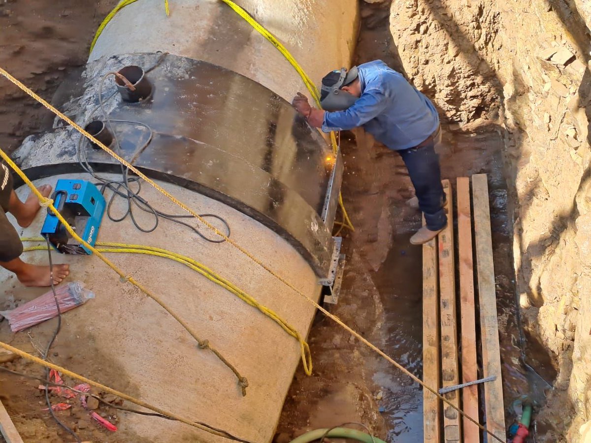 Gob_Guerrero's tweet photo. Atendiendo las indicaciones de la Gobernadora Evelyn Salgado Pineda de trabajar arduamente para restablecer todos los servicios en #Acapulo personal de CAPASEG #Guerrero concluyó los trabajos de reparación de fuga de agua en la línea de conducción del sistema Papagayo II, en la zona de Agua Caliente.

Luego de realizar las maniobras pertinentes durante días, se concluyó con la colocación de la abrazadera de 60 pulgadas de diámetro fabricada artesanalmente, logrando reparar la linea de conducción, lo que permitirá abastecer hasta 1250 litros de agua por segundo al puerto.