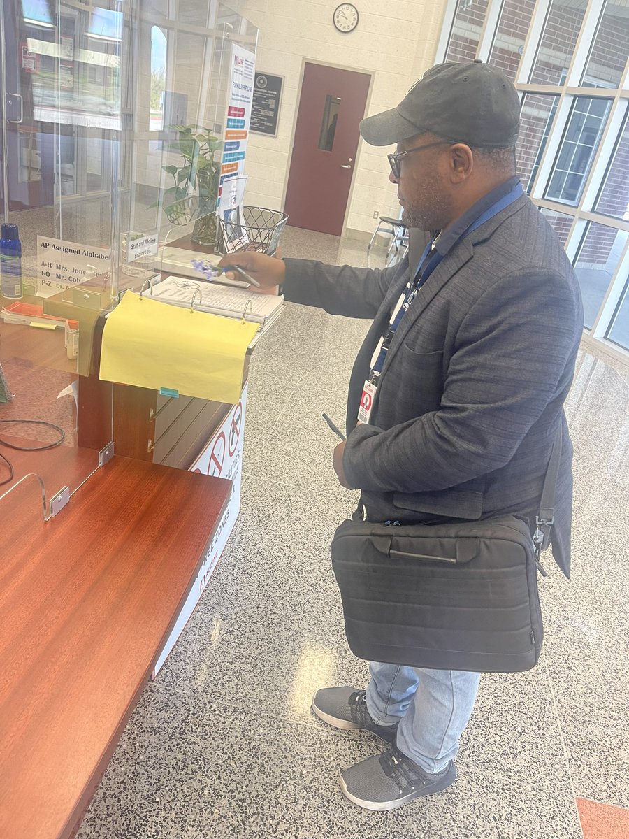 DrCrystalWatson's tweet photo. This made my Friday to see AP Slack from @ShotwellMS_AISD stopping by to see his students @KEC_AISD before they go home for Thanksgiving break! #allstudentsmatter 
#leadershipmatters 
#teamONESECONDtonone https://t.co/mj8WYKSLvS