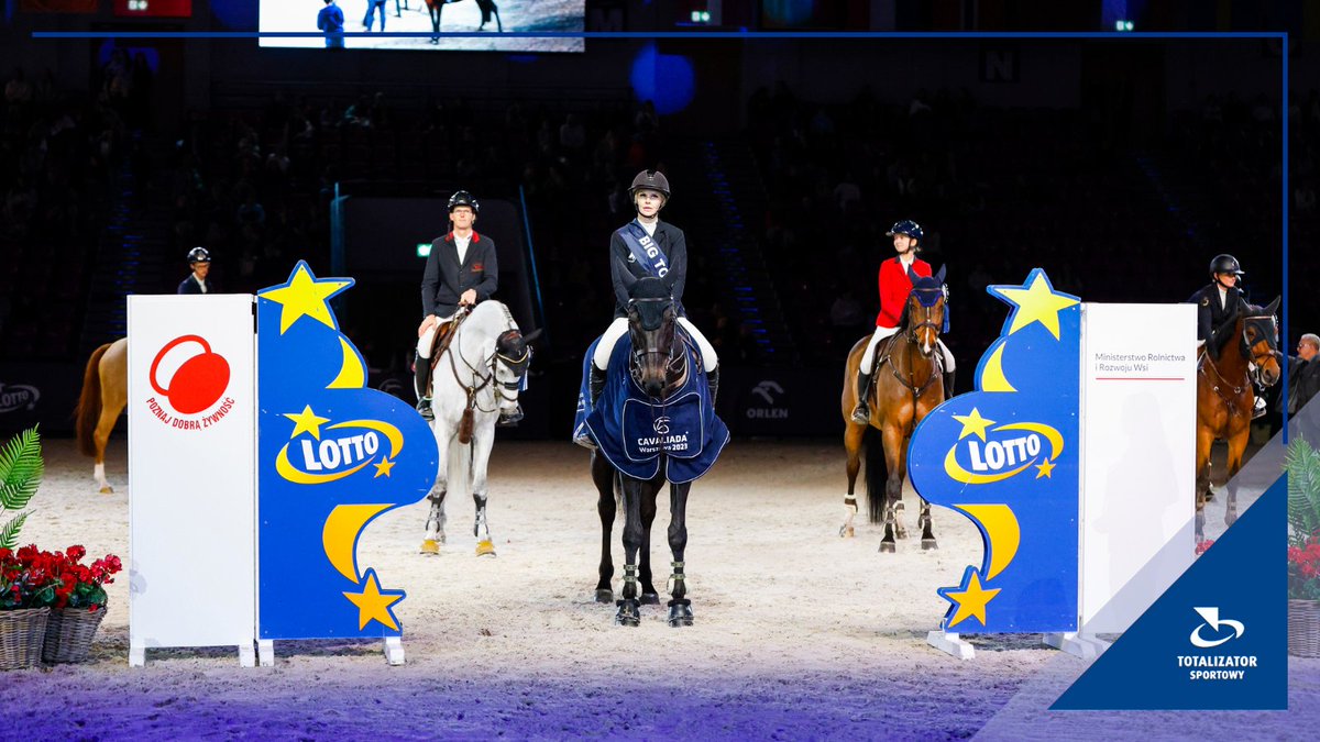 totalizator_sp's tweet photo. 📣 #CAVALIADA 🇵🇱  Update!

Za nami Duża Runda- konkurs o nagrodę naszej marki 🟡🤩 #LOTTO!  Po zaciętej rywalizacji triumf odniósł niezawodny duet-  Karin Martinsen oraz PB PORTOFII 🐴🏆Na drugim miejscu uplasowali się Jarosław Skrzyczyński wraz z KOMBOY 🐴🏅Trzecie miejsce należało do Adama Grzegorzewskiego i FANFRE 🐴👏

🏆 Nagrody wręczyli: Magdalena Kopka- Wojciechowska oraz Bogdan Pukowiec, Członkowie Zarządu #TotalizatorSportowy⭐

Gratulujemy zwycięzcom 👏, jesteśmy pewni, że kolejne dni przyniosą równie wiele pozytywnych sportowych doznań, dlatego zostańcie z nami!🟡🐴♥️

#WygrywamyRazem #GramyDlaSportu #CAVALIADA2023 #LOTTO #wearCavaliada #RadoscWygrywania #DużaRundaLOTTOALIADA