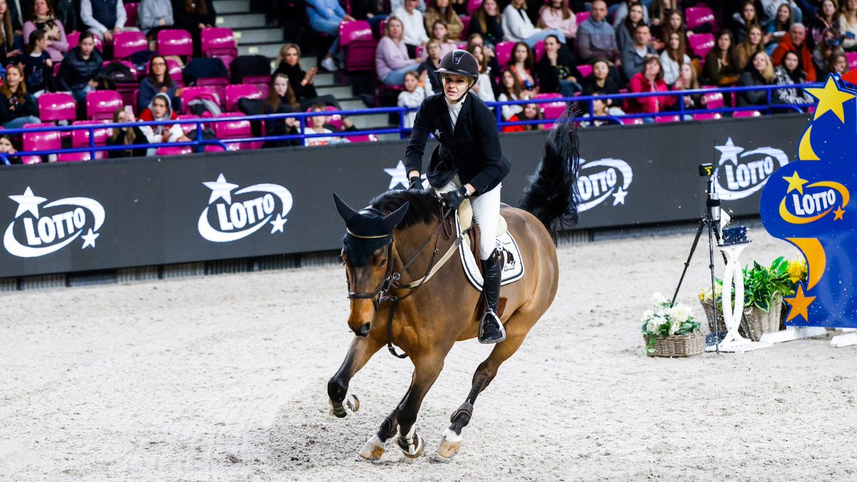 totalizator_sp's tweet photo. 📣 #CAVALIADA 🇵🇱  Update!

Za nami Duża Runda- konkurs o nagrodę naszej marki 🟡🤩 #LOTTO!  Po zaciętej rywalizacji triumf odniósł niezawodny duet-  Karin Martinsen oraz PB PORTOFII 🐴🏆Na drugim miejscu uplasowali się Jarosław Skrzyczyński wraz z KOMBOY 🐴🏅Trzecie miejsce należało do Adama Grzegorzewskiego i FANFRE 🐴👏

🏆 Nagrody wręczyli: Magdalena Kopka- Wojciechowska oraz Bogdan Pukowiec, Członkowie Zarządu #TotalizatorSportowy⭐

Gratulujemy zwycięzcom 👏, jesteśmy pewni, że kolejne dni przyniosą równie wiele pozytywnych sportowych doznań, dlatego zostańcie z nami!🟡🐴♥️

#WygrywamyRazem #GramyDlaSportu #CAVALIADA2023 #LOTTO #wearCavaliada #RadoscWygrywania #DużaRundaLOTTOALIADA