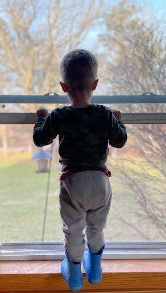 HennepinHC's tweet photo. Screens are made to keep bugs out, not keep children in. When the weather is nice, we love getting some fresh air -- but it's important to #beinjuryfree.  @cdcinjury @injuryfreekids https://t.co/1JX2rlo7uO https://t.co/KP9wWOgGGY