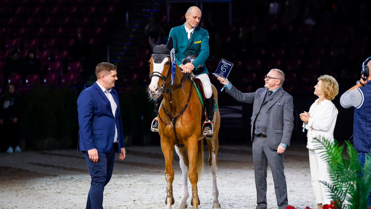 totalizator_sp's tweet photo. 📣 #CAVALIADA 🇵🇱  Update!

Za nami Duża Runda- konkurs o nagrodę naszej marki 🟡🤩 #LOTTO!  Po zaciętej rywalizacji triumf odniósł niezawodny duet-  Karin Martinsen oraz PB PORTOFII 🐴🏆Na drugim miejscu uplasowali się Jarosław Skrzyczyński wraz z KOMBOY 🐴🏅Trzecie miejsce należało do Adama Grzegorzewskiego i FANFRE 🐴👏

🏆 Nagrody wręczyli: Magdalena Kopka- Wojciechowska oraz Bogdan Pukowiec, Członkowie Zarządu #TotalizatorSportowy⭐

Gratulujemy zwycięzcom 👏, jesteśmy pewni, że kolejne dni przyniosą równie wiele pozytywnych sportowych doznań, dlatego zostańcie z nami!🟡🐴♥️

#WygrywamyRazem #GramyDlaSportu #CAVALIADA2023 #LOTTO #wearCavaliada #RadoscWygrywania #DużaRundaLOTTOALIADA