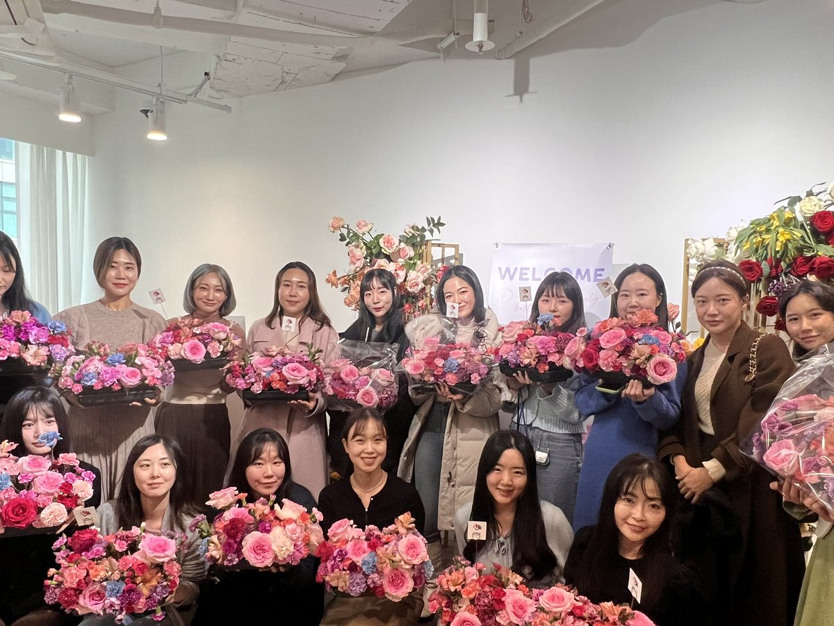 Las #FloresdeColombia, llegaron a #Corea para inspirar a compradores, influenciadores y organizadores de eventos con la diversidad de colores, formas, texturas y aromas que hacen que sean reconocidas a nivel mundial por su perfección.💐 🇨🇴🇰🇷 @PROCOLOMBIACO @EmbColombiaKor