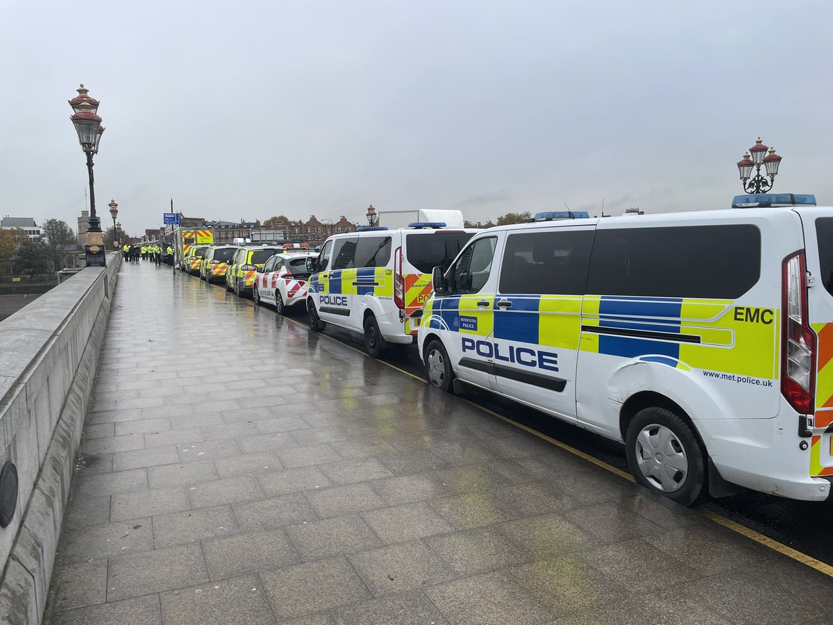 Keeping roads safe keeps our residents safe. #VisionZero #Fatal5 Fulham SNT alongside @LBHF Law Enforcement, @DVSAEnforcement and @MPSRTPC conducted a Stop Site on Putney Bridge yesterday.