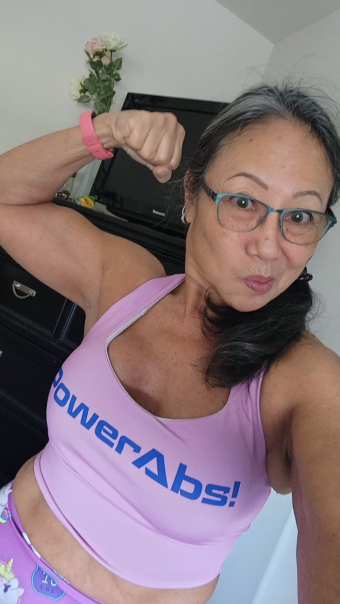 It's Flex FRIYAYYY, y'all!!!! Have a great day! #fitnessjourney #fitnessisajourney #fitnesslifestyle #fitnessinspo #fitmoms #fitwomen #fitgrannies #oldladygains #grannieswithguns💪🏼 #thisis63 #fitover60women #FlexFriday