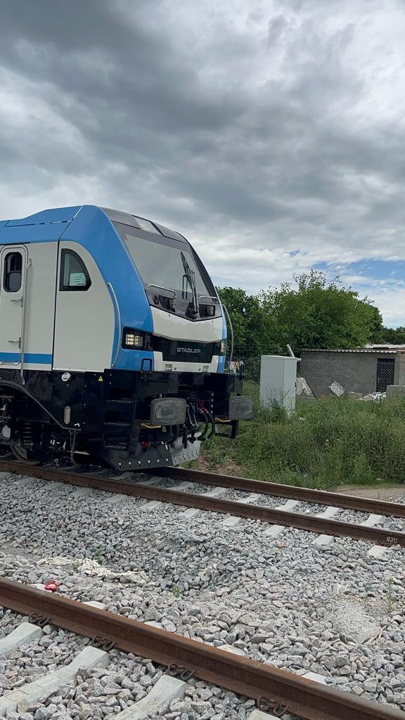 radioyi960's tweet photo. #aRODAR
Primeras pruebas dinámicas por parte del Consorcio Ferrocarril Central
Mediante una locomotora se prueba la infraestructura de la vía construida para el ferrocarril central
Durazno representa un gran desafío por atravesar íntegramente la ciudad
#LasBarbasEnRemojo https://t.co/FEWm1m742W
