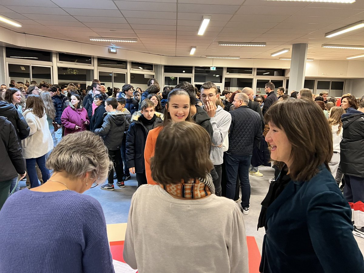 DelfMorand's tweet photo. 🎓ce soir,les équipes du [collège les Rochers Sévigné ] étaient réunies pour accueillir élèves et parents à la cérémonie républicaine de remise des #Diplômes (#DNB, #ASSR #PSC1) et célébrer ces belles réussites 
👏 aux anciens 3eme du collège et très belle continuation à eux ! https://t.co/TAeDAdTZGn