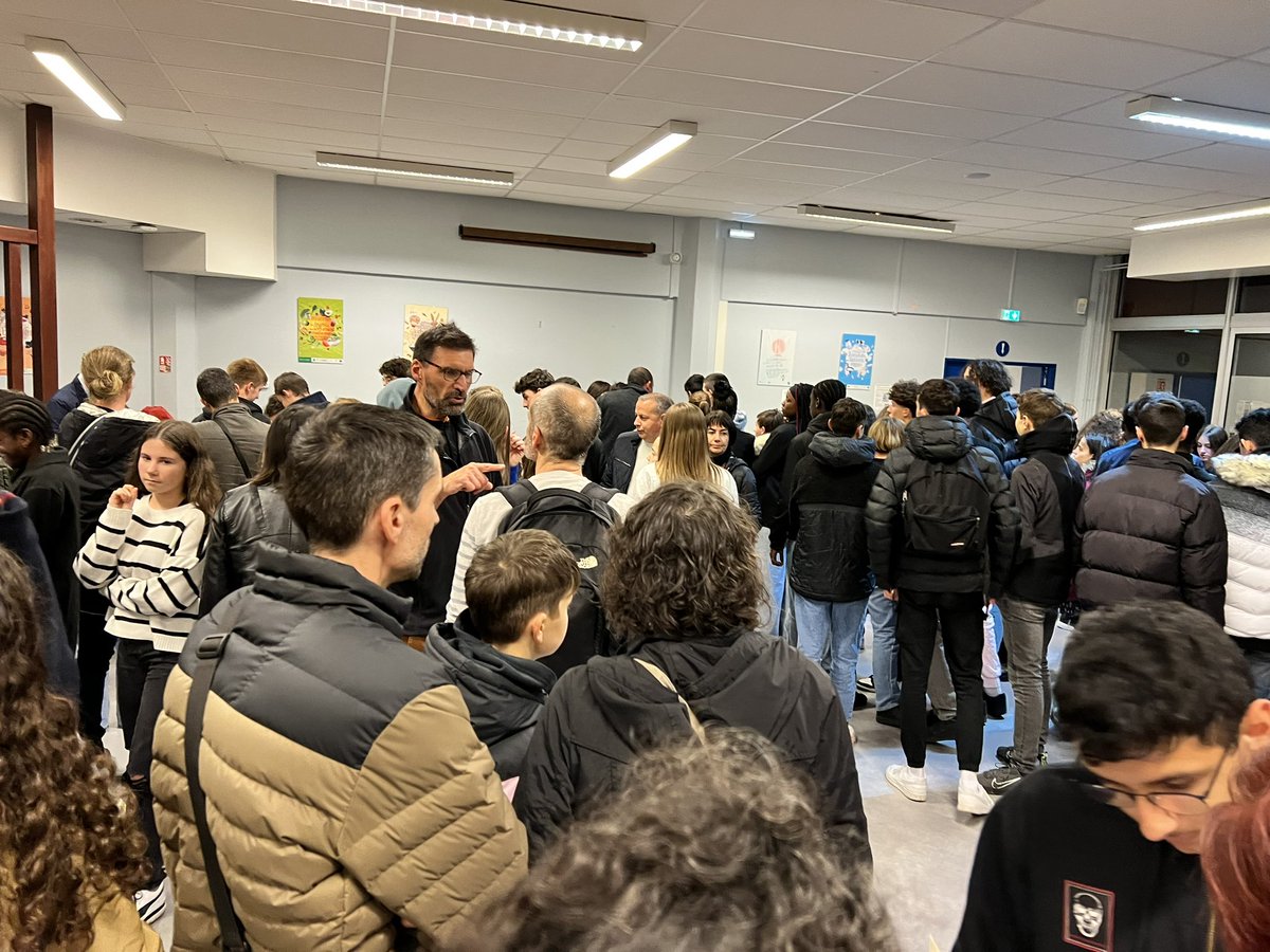 🎓ce soir,les équipes du [collège les Rochers Sévigné ] étaient réunies pour accueillir élèves et parents à la cérémonie républicaine de remise des #Diplômes (#DNB, #ASSR #PSC1) et célébrer ces belles réussites 
👏 aux anciens 3eme du collège et très belle continuation à eux !