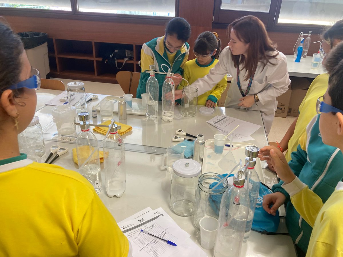 AliancaStem's tweet photo. 15/11 activitats a la #SC23. Avui els alumnes de l'@EscolaSBC han vist com ens afecta el canvi climàtic i han treballat tecnologies de reducció d’emissions de gasos d’efecte hivernacle. @universitatURV @aeqtonline https://t.co/GjppBOM1g4