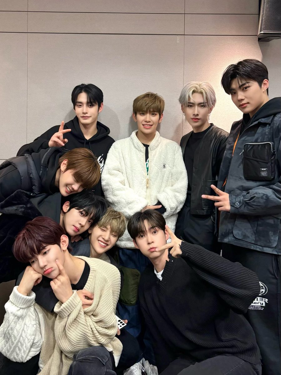 ZB1_official's tweet photo. _𝗭𝗘𝗥𝗢𝗙𝗢𝗖𝗨𝗦

📞 ‘ZEROBASEONE’에게 영상 통화가 왔습니다.

🩵 : 보고 싶었어요 제로즈!!

#ZEROBASEONE #ZB1
#제로베이스원 
#MELTINGPOINT #CRUSH #가시
#ZEROBASEONE_CRUSH https://t.co/gia3SLPTWZ