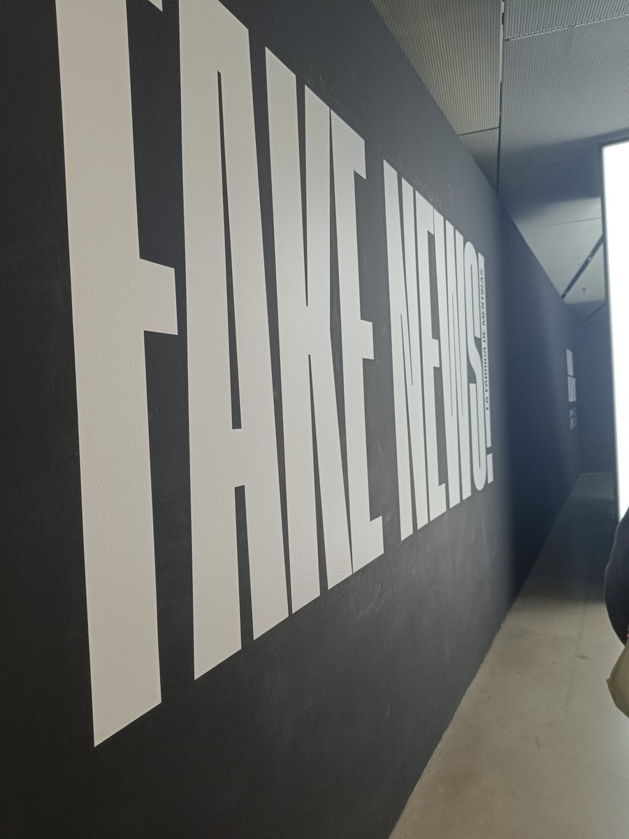 _yoitscarly_'s tweet photo. Hilo sobre la exposición "Fake News" de Espacio Telefónica. https://t.co/ykHhw9CqeF