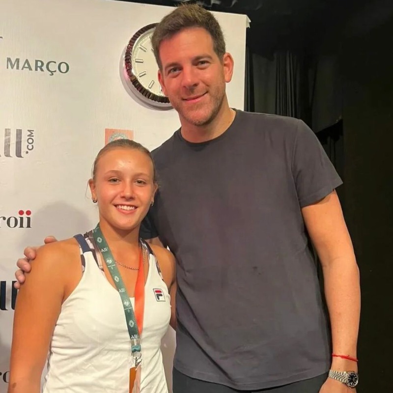 ITFTennis_es's tweet photo. 🇦🇷 @sollarrayaguidi, en el espejo de @delpotrojuan 

La juvenil es una de las promesas del tenis argentino y disputó la #BJKCupJuniors

Oriunda de Tandil, "Delpo" es su referente

🗣️ "Desde pequeña, siempre fue un ídolo. Lo tengo presente y he tenido la oportunidad de conocerlo"