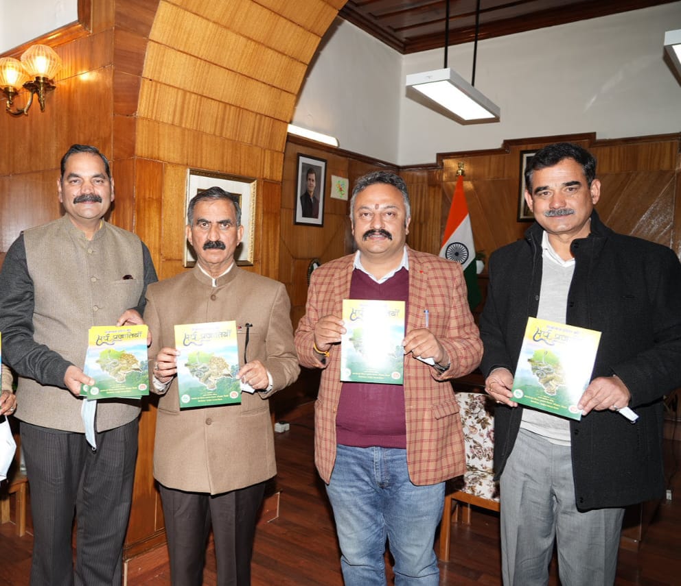 SukhuSukhvinder's tweet photo. आज शिमला में स्वास्थ्य एवं परिवार कल्याण राज्य संस्थान के प्रधानाचार्य पद्मश्री डॉ. ओमेश कुमार भारती तथा डॉ. डी.डी. बिष्ट द्वारा संकलित एवं सम्पादित ‘हिमाचल प्रदेश की सर्प प्रजातियां’ पुस्तक का विमोचन किया। मैं पुस्तक के लिए ओमेश कुमार भारती तथा डॉ. डी.डी. बिष्ट के प्रयासों की सराहना करता हूं। यह पुस्तक प्रदेश के लोगों में जहरीले एवं कम जहरीले सर्प प्रजातियों के बारे में जागरूकता लाने में महत्वपूर्ण भूमिका निभाएगी।
#हिमाचल_प्रदेश_की_सर्प_प्रजातियां