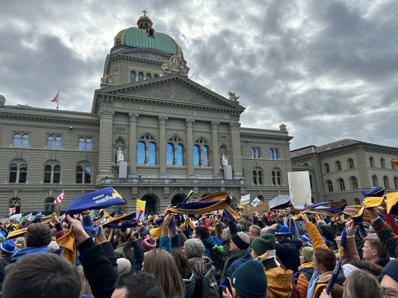 Wir sind Physioswiss beider Basel und gemeinsam mit 10'000 weiteren Physiotherapeut:innen auf dem #Bundesplatz in #Bern.
#Bundesrät:innen, haben Sie uns gesehen und gehört? #Stoppen Sie den #Tarifeingriff.
#physioswissbeiderbasel #physioswiss