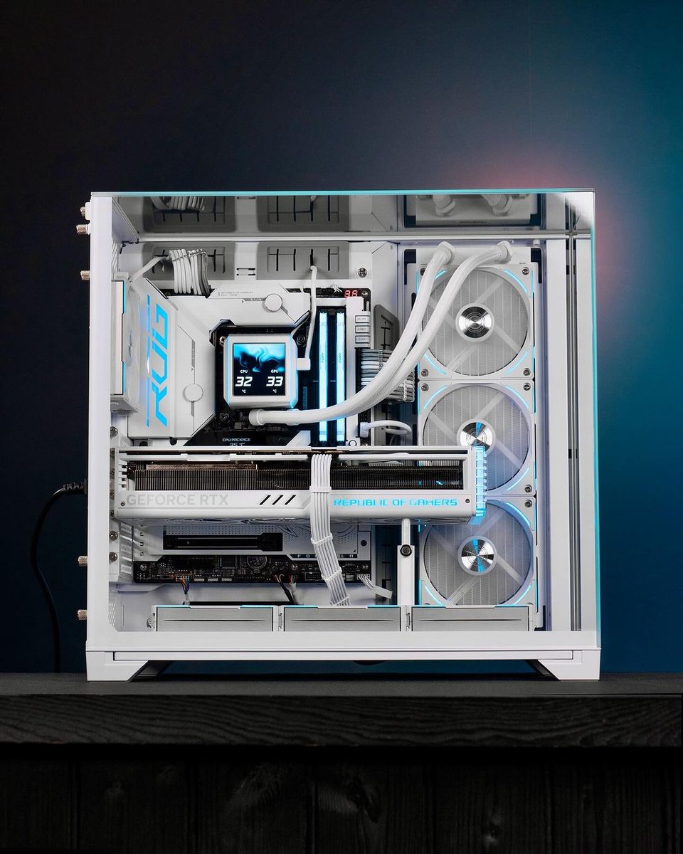 GlobalLianli's tweet photo. O11 Vision gives a perfect view of your entire build. Show off your components or your cable management skills. 

cr. @mr_matt_lee

#pc #pcgaming #gamingcommunity #pcgamer #gamingsetup #gamingpc #pcmasterrace #pcsetup #rgb #pcbuild #pcgram #pcbuilding #lianli #pcmr https://t.co/rAO3T65iZv