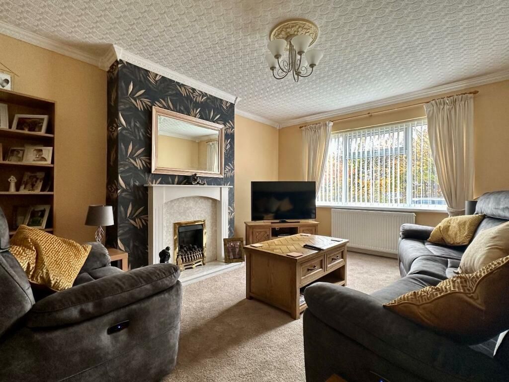 Hunters_BPL's tweet image. ✨ PROPERTY FOR SALE✨ 
Woodland Avenue, Thornton-Cleveleys 
£220,000 
**WELL PRESENTED 3 BED SEMI DETACHED DORMER BUNGALOW WITH NO ONWARD CHAIN** 
Call Hunters Blackpool on 01253 362640 to arrange a viewing.
#nochain #3bed #dormerbungalow