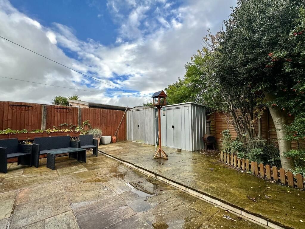 Hunters_BPL's tweet image. ✨ PROPERTY FOR SALE✨ 
Woodland Avenue, Thornton-Cleveleys 
£220,000 
**WELL PRESENTED 3 BED SEMI DETACHED DORMER BUNGALOW WITH NO ONWARD CHAIN** 
Call Hunters Blackpool on 01253 362640 to arrange a viewing.
#nochain #3bed #dormerbungalow