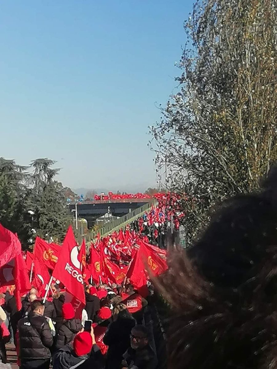 @GiorgiaMeloni 10.000 in marcia oggi a Reggio Emilia #ScioperoGenerale #precettacitutti