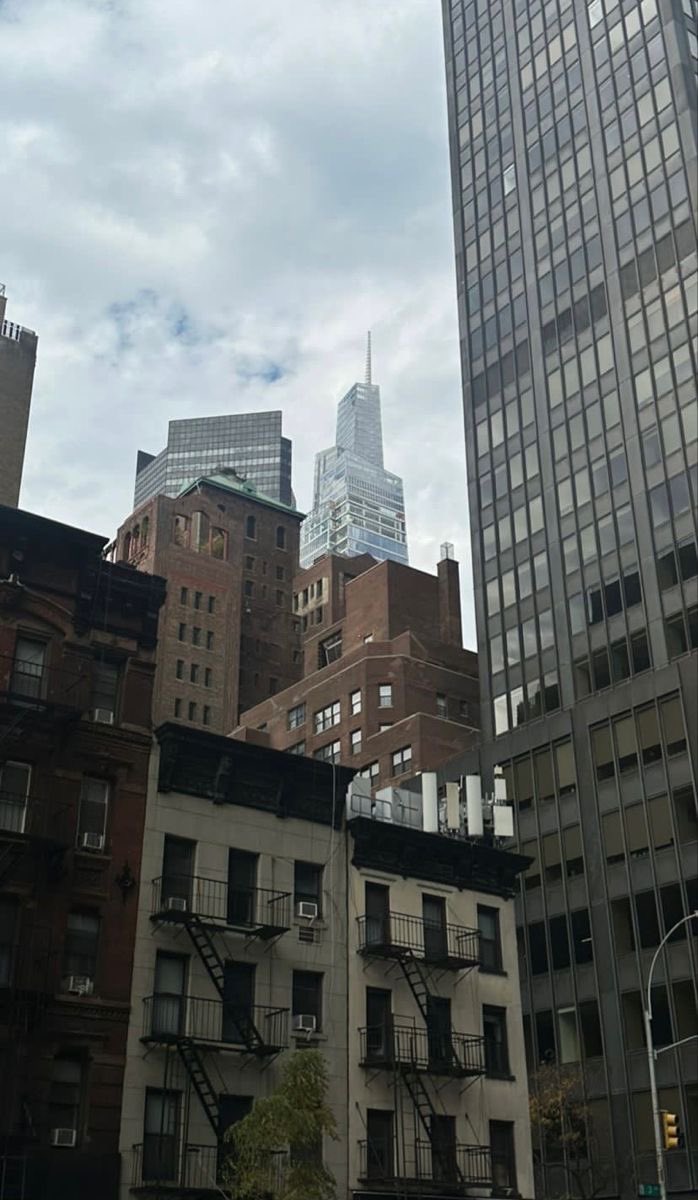 pradavante's tweet photo. big city life 🖤 https://t.co/8ivOXBNJKV