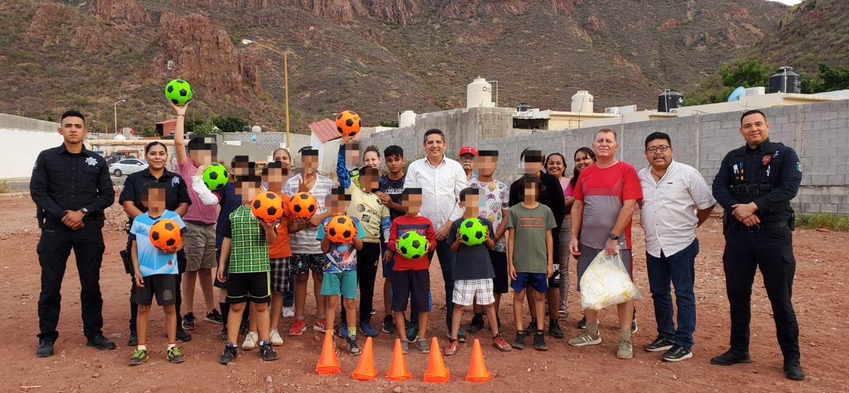 palafox_pacheco's tweet photo. #GuaymasNorte niños de la colonia San Geronimo entrenan ⚽️ de forma gratuita en el programa #JornadaPermanentePorLaPaz prometimos y cumplimos @MaDoloresRio @AlfonsoDurazo @SonoraSeguridad @ritaburgos10
#TierraDeOportunidades https://t.co/ewa6xBod8t