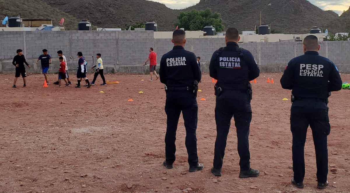 palafox_pacheco's tweet photo. #GuaymasNorte niños de la colonia San Geronimo entrenan ⚽️ de forma gratuita en el programa #JornadaPermanentePorLaPaz prometimos y cumplimos @MaDoloresRio @AlfonsoDurazo @SonoraSeguridad @ritaburgos10
#TierraDeOportunidades https://t.co/ewa6xBod8t