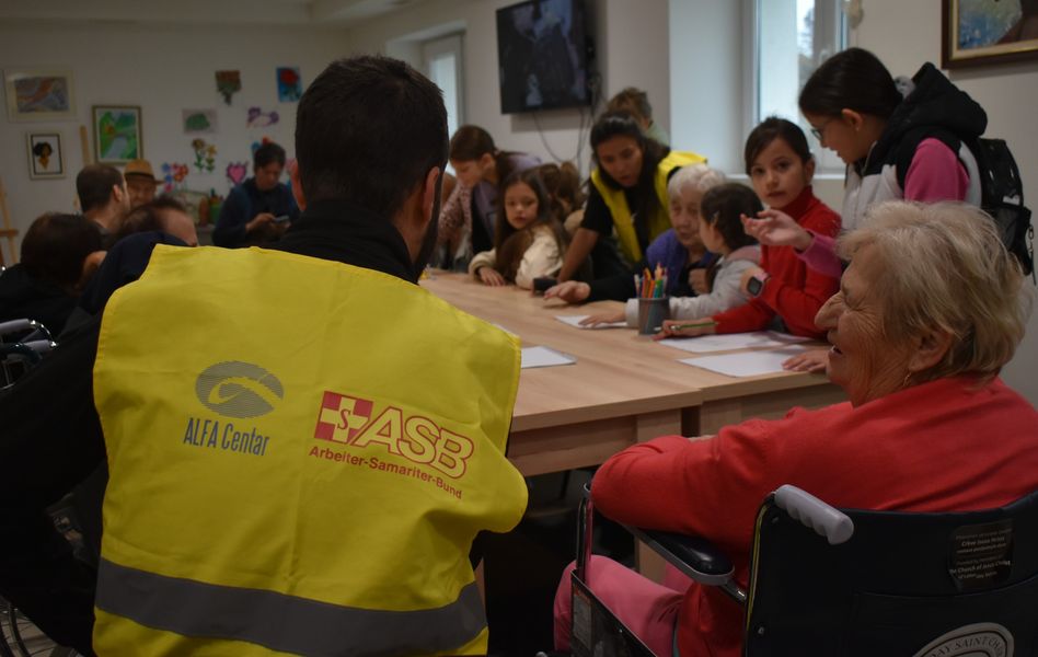 ALFACentarNK's tweet photo. 👉Danas smo se družili sa korisnicima  JU Dom starih Nikšić.
➡️ Učenici JU OŠ „Mileva Lajović - Lalatović“ Nikšić su priredili i interesantan program kroz recitacije, skečeve i zanimljiva pitanja.
👉 Aktivnost sprovodimo sa partnerima iz Arbeiter-Samariter-Bund https://t.co/4zwzkf52tv