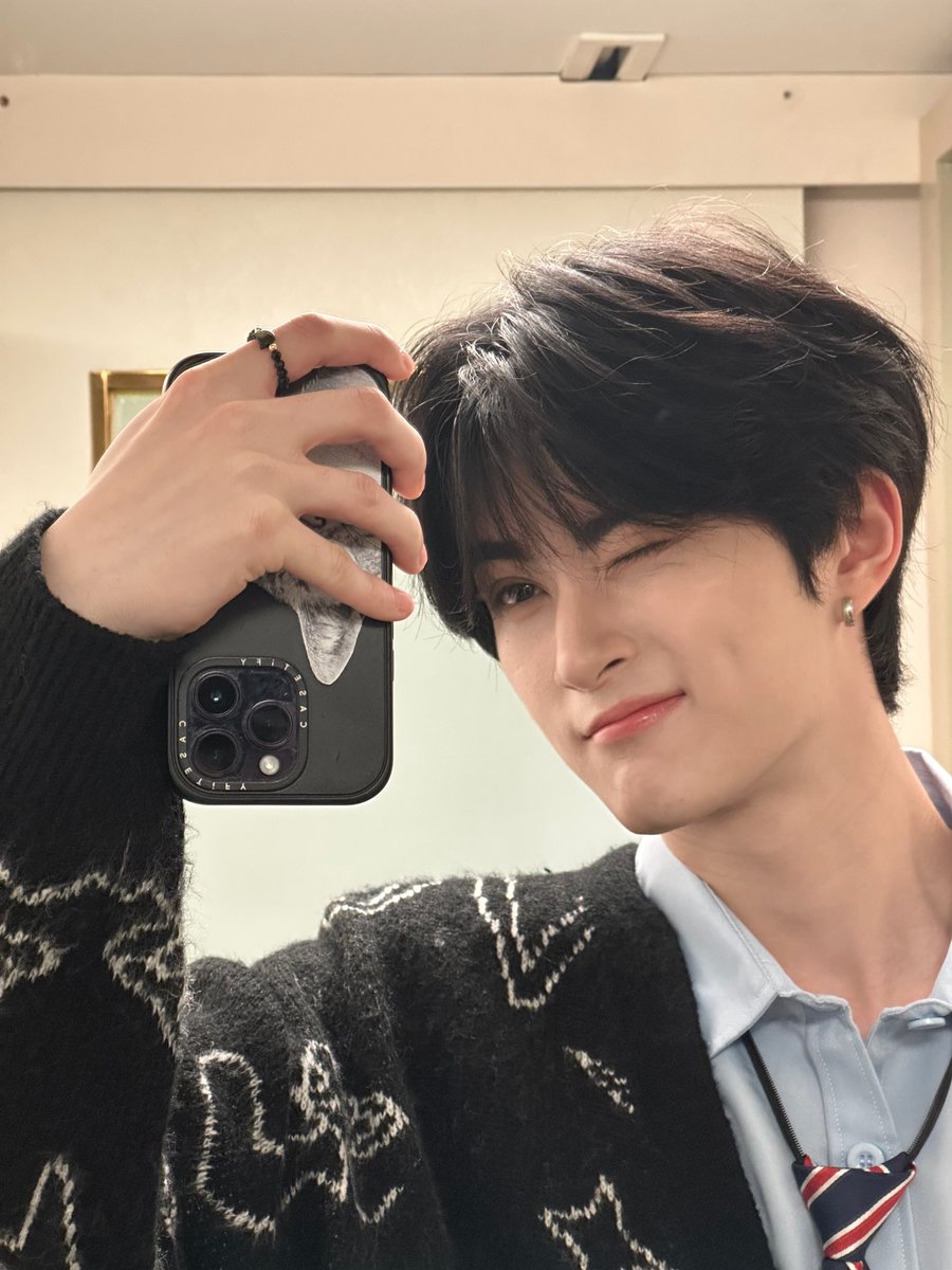 [#리오] 

오늘 첫 눈 왔으니까☃️☃️
다들 행복했으면 좋겠어
그리고 첫 눈보니까
힘든일도 잊자❤️
쏘블리들 사랑해💙

#XODIAC #소디엑 #LEO #리오