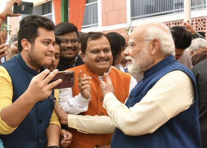 माननीय प्रधानमंत्री श्री @narendramodi जी से आज भेंट हुई 🙏 साथ में प्रदोष @pchavhanke