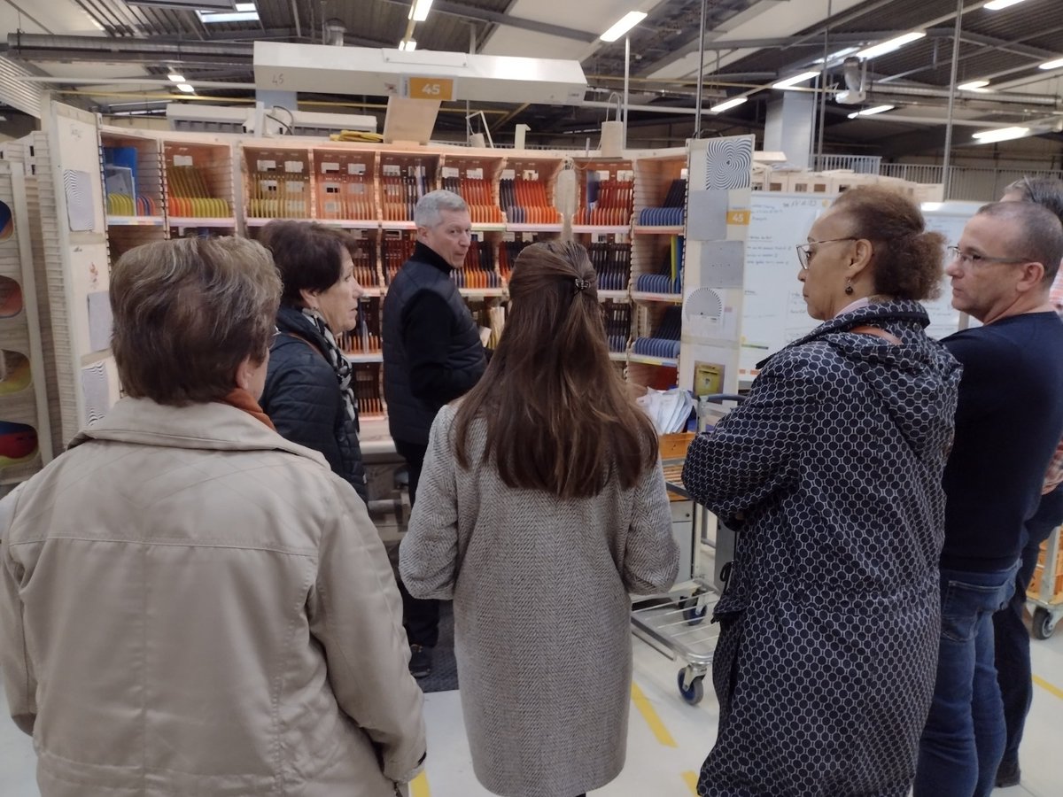 LPNews_IDF's tweet photo. #LaPoste partenaire des collectivités | Rencontre ce matin avec 4⃣ élus sur l’établissement #Courrier #Colis📨📦de @Mairie_VLP
Une matinée riche entre visite du site, présentation des offres dédiées aux personnes les➕fragiles & à l'aménagement des territoires avec #Geoptis #ADN https://t.co/HpGgRxr2vj