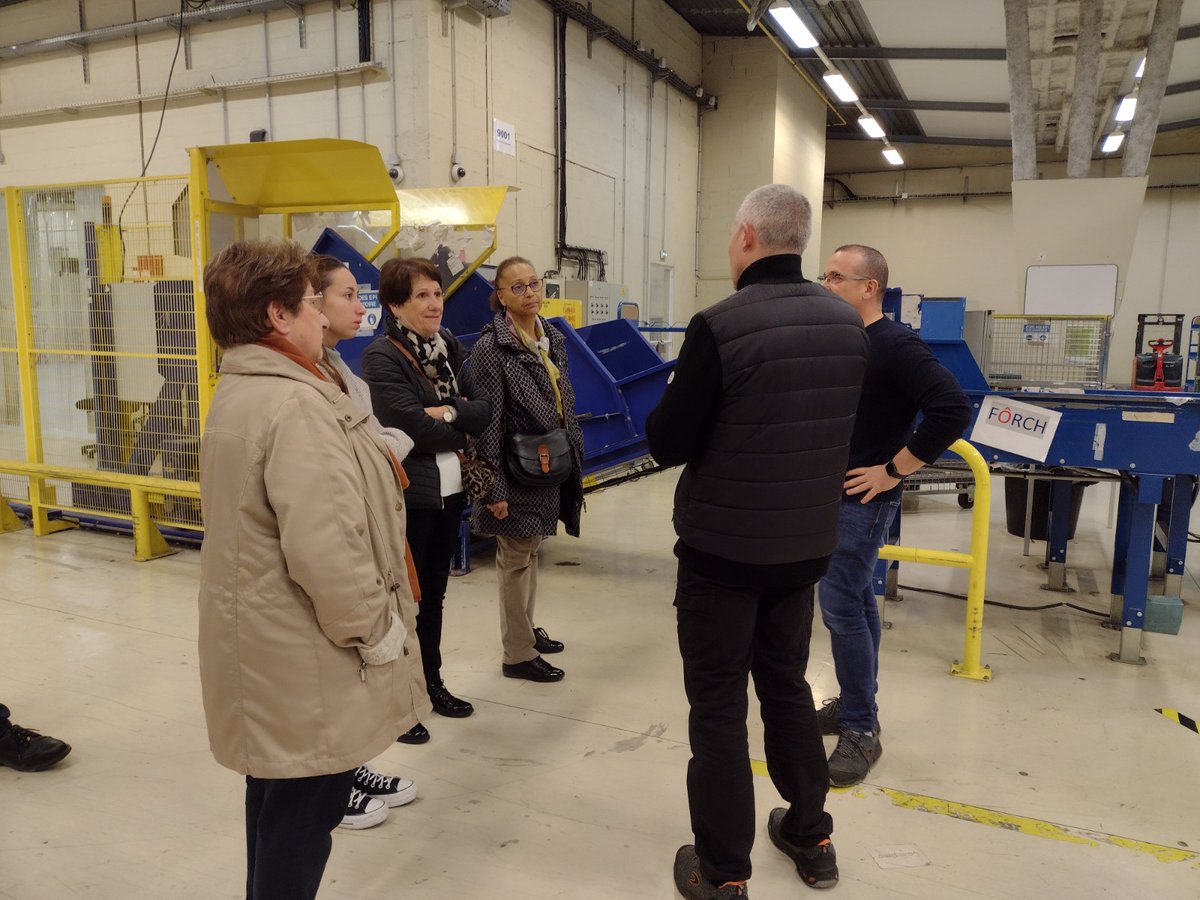 LPNews_IDF's tweet photo. #LaPoste partenaire des collectivités | Rencontre ce matin avec 4⃣ élus sur l’établissement #Courrier #Colis📨📦de @Mairie_VLP
Une matinée riche entre visite du site, présentation des offres dédiées aux personnes les➕fragiles & à l'aménagement des territoires avec #Geoptis #ADN https://t.co/HpGgRxr2vj