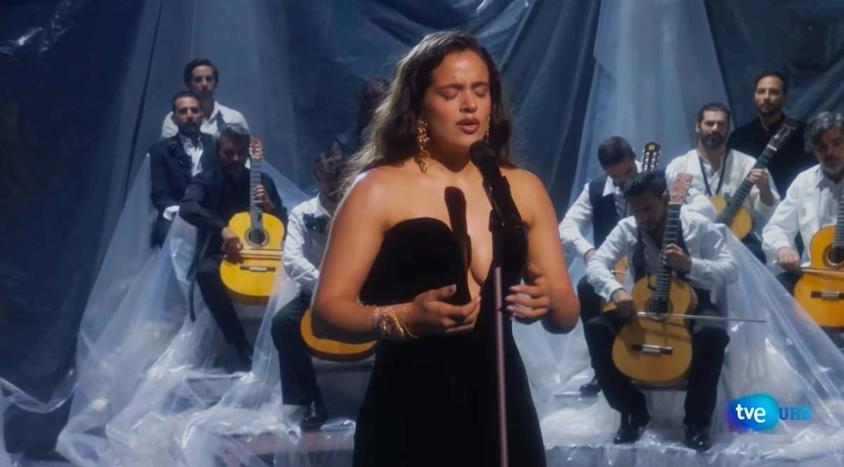 rosalía no solo ha reinterpretado 'se nos rompió el amor', también el vestido que llevó rocío jurado tras cortar con su ex con el plástico sobre el escenario. además han tocado guitarras españolas con arco para hacerlas sonar como un chello, el nivel de artista es descomunal