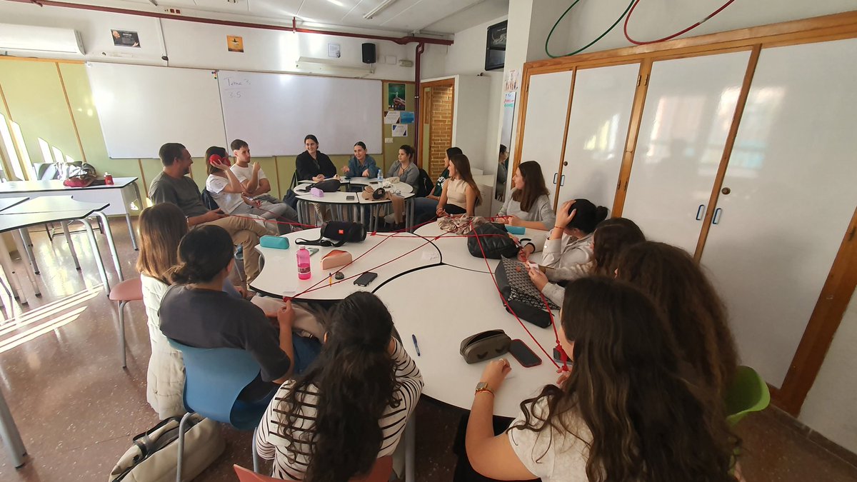 Si hace unas semanas fue con la de la cita a ciegas (auto-conocimiento), quedo fascinado de nuevo con la dinámica de <a href="/PedroOrtn2/">Pedro Ortín</a> trabajando emprendimiento e inteligencia emocional con la dinámica del ovillo.