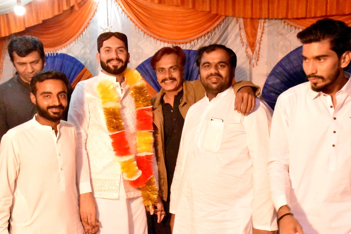 badshahlakhair's tweet photo. پرین پیارے دوست شیراز راجپر جی خوشین میں
#frineds
#ceremony
#wending
#shadi #night
#music https://t.co/JMcdx548AZ