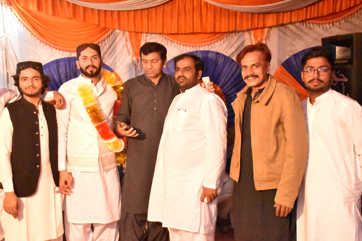 badshahlakhair's tweet photo. پرین پیارے دوست شیراز راجپر جی خوشین میں
#frineds
#ceremony
#wending
#shadi #night
#music https://t.co/JMcdx548AZ