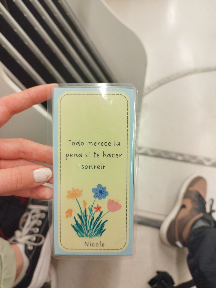 Maximo_ir's tweet photo. Se le ha caído esto a una chica que se ha bajado en la parada del Perchel. Parece tener valor sentimental así que si le podéis dar un Rt para que llegue lo agradecería https://t.co/XCnFxyuwdZ