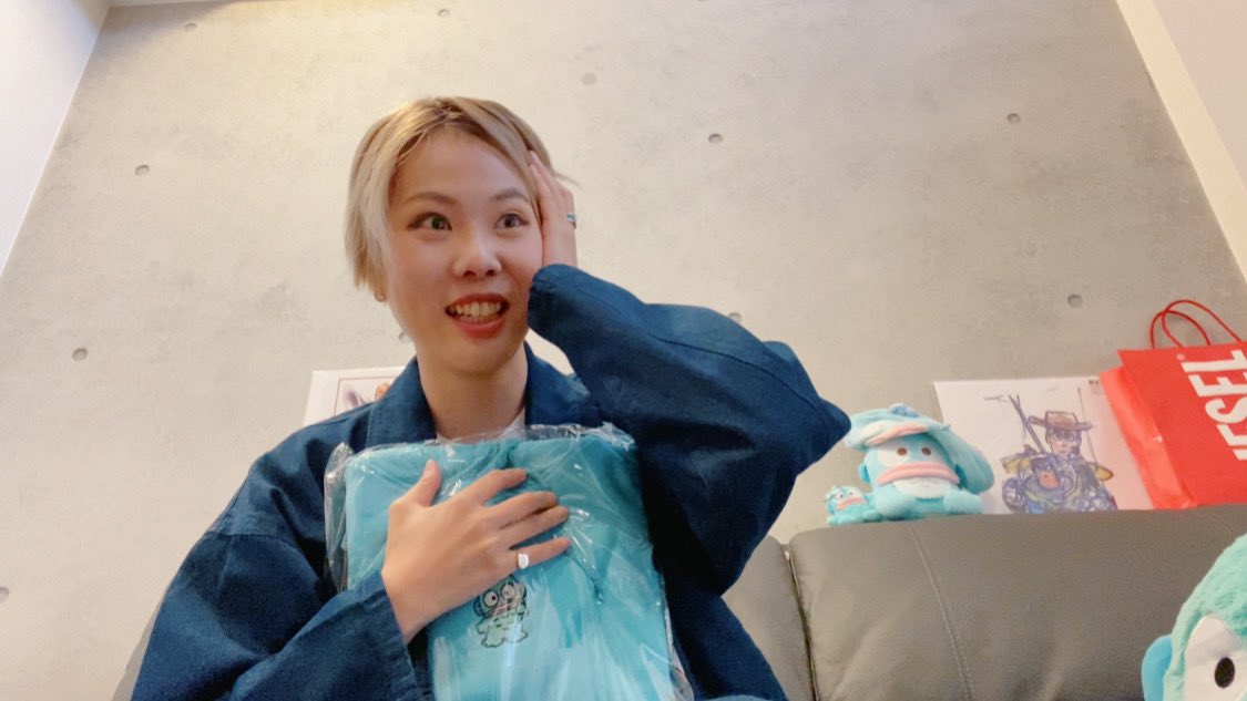yoriTunes's tweet photo. 事務所に届いていたプレゼント🎁✨見て下さい！ハンギョドンのパーカー😂🐟🩵そしてサウナグッズも😍いつも私のブームを俊敏に察知してくださる🥹🫶🏻Aちゃんのイラストの軌跡を見てウルっとしました🥲✨いつもセンス抜群！
本当にありがとうございます！🥹💚✨これからも見守って頂けると嬉しいです😌 https://t.co/M2wMgrPqXn