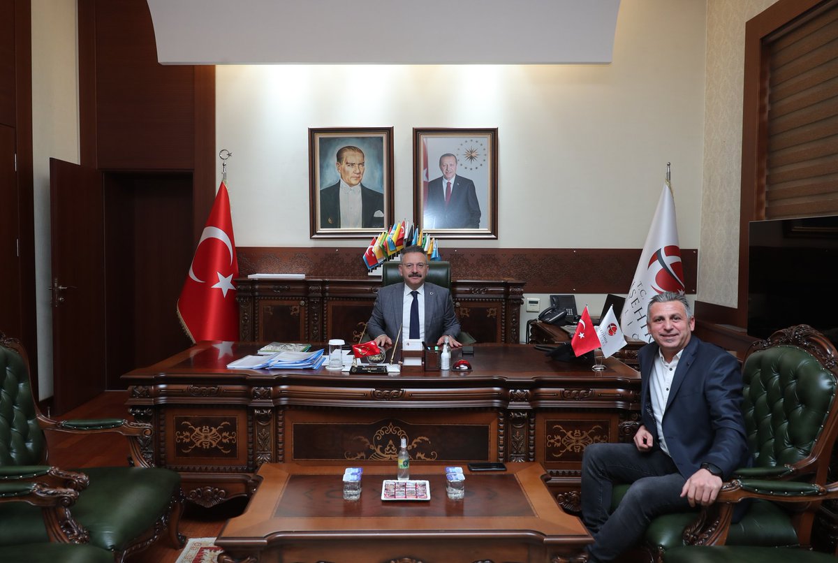 Demirören Haber Ajansı Eskişehir Büro Şefi Engin Özmen, Valimiz Sayın Hüseyin Aksoy'a hayırlı olsun ziyaretinde bulundu.