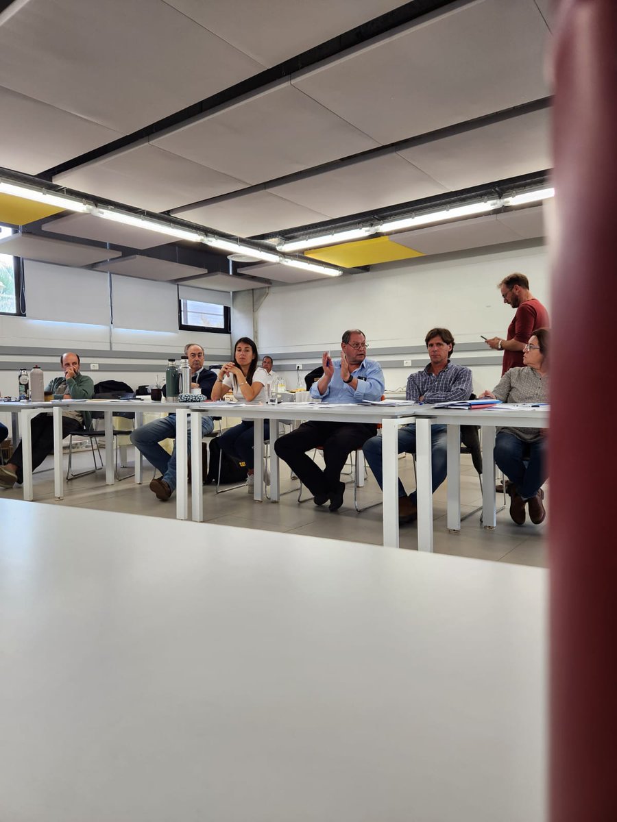 #AHORA el director de #DESCENTRALIZACIÓN <a href="/LuisCarresse/">Luis María Carresse</a> junto a los directores departamentales del #MGAP  trabajando en Durazno en el marco de la 3er reunión nacional de la Unidad de Descentralización.