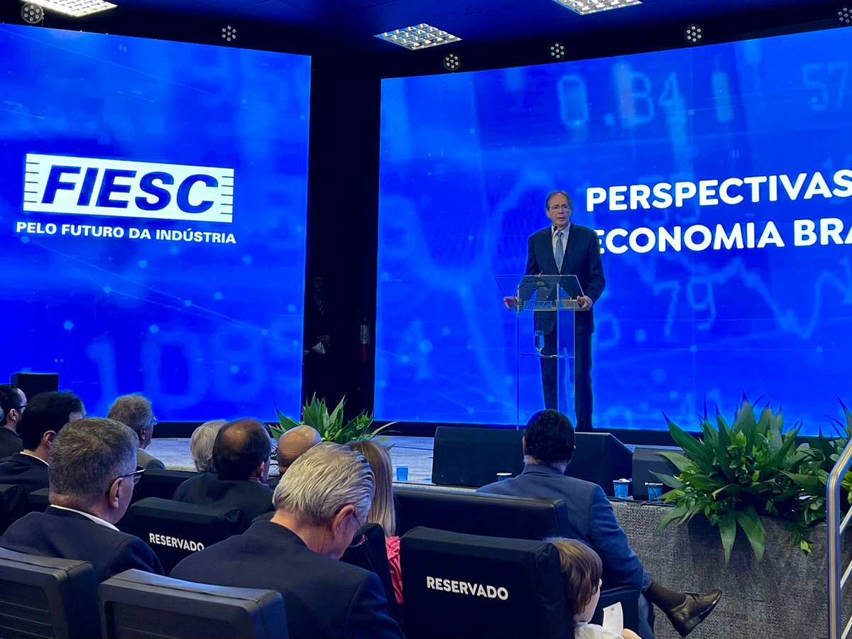 rcnonline_sc's tweet image. 👉 Mario Cezar Aguiar, presidente da FIESC, discursando durante a abertura do painel "Perspectivas da Economia Brasileira" na manhã desta sexta-feira (17/11), na FIESC

#FIESC #Economia